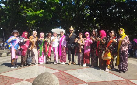 Anggun Berkebaya, Komunitas Cinta Budaya Nusantara (CBN) Dukung 1000% Penuangan Eco Enzyme di Sungai Cikapundung