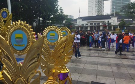 Meriahkan Hardiknas 2026, 31 Sekolah Unjuk Gigi dalam Kejuaraan Marching Band BIMBCOMP di Balai Kota Bandung