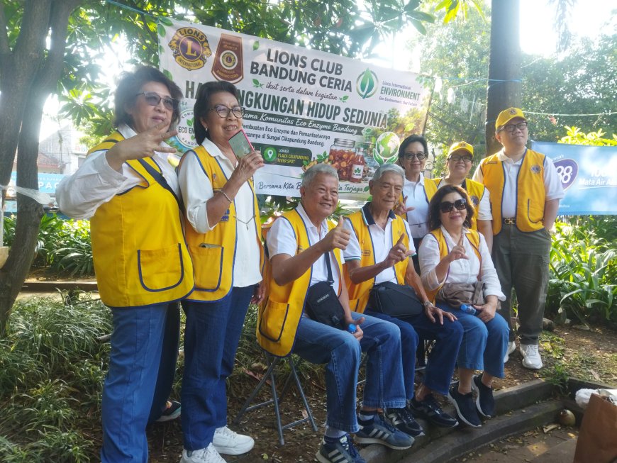 Jaga Masa Depan Lingkungan, Lions Club Bandung Ceria Ikut Aksi Tuang Eco Enzyme di Sungai Cikapundung