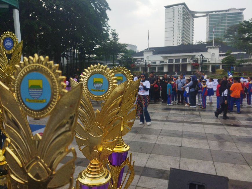 Meriahkan Hardiknas 2026, 31 Sekolah Unjuk Gigi dalam Kejuaraan Marching Band BIMBCOMP di Balai Kota Bandung