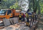 Pulihkan Fungsi Trotoar, Pemkot Bandung Tertibkan 36 PKL dan Bangunan Liar di Jalan Rajiman