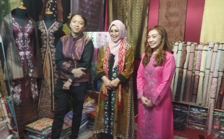 Terpukau Keindahan Kain Tradisional, Istri Wamenaker RI Apresiasi Booth Songket Minang by Sofina di Festival Wastra Nusantara 2026