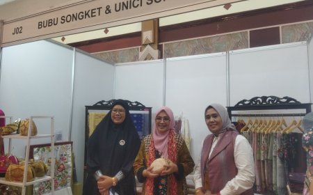 Kunjungi Booth BUBU Songket dan UNICI Songket di Festival Wastra Bandung, Istri Wamenaker RI Berikan Apresiasi Tinggi