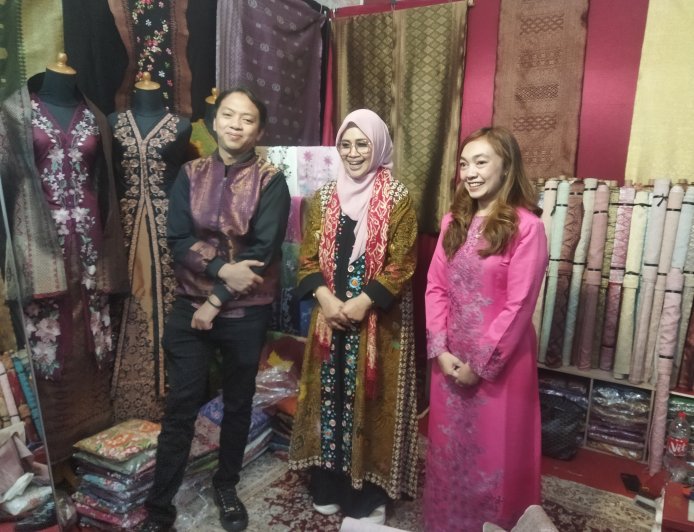 Terpukau Keindahan Kain Tradisional, Istri Wamenaker RI Apresiasi Booth Songket Minang by Sofina di Festival Wastra Nusantara 2026