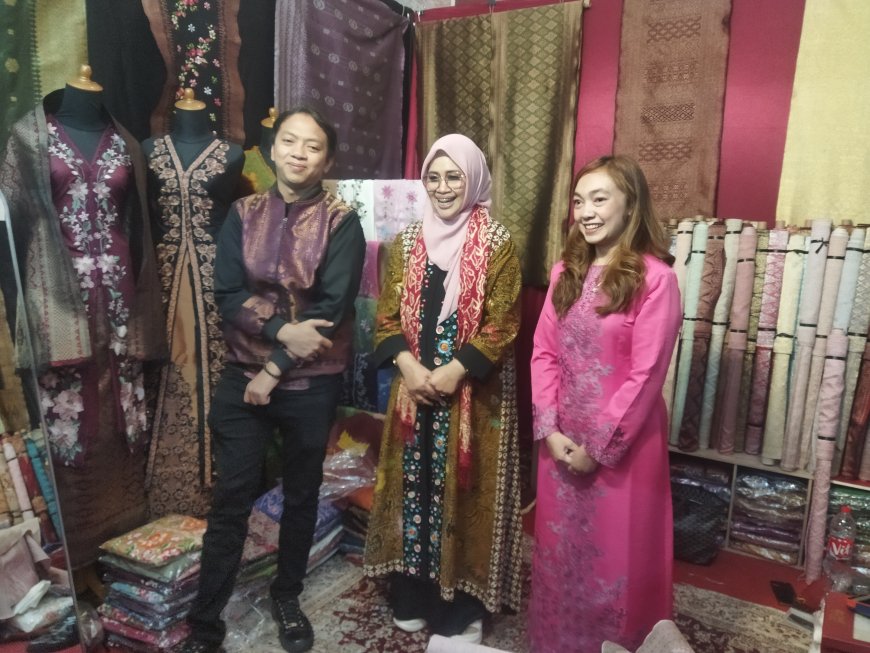 Terpukau Keindahan Kain Tradisional, Istri Wamenaker RI Apresiasi Booth Songket Minang by Sofina di Festival Wastra Nusantara 2026
