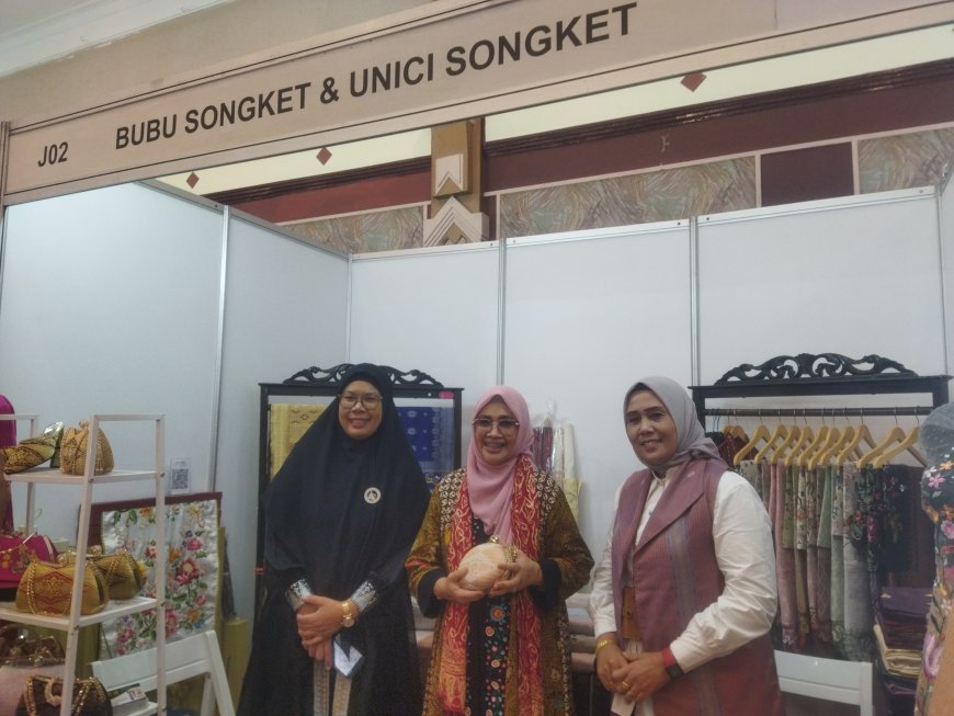 Kunjungi Booth BUBU Songket dan UNICI Songket di Festival Wastra Bandung, Istri Wamenaker RI Berikan Apresiasi Tinggi