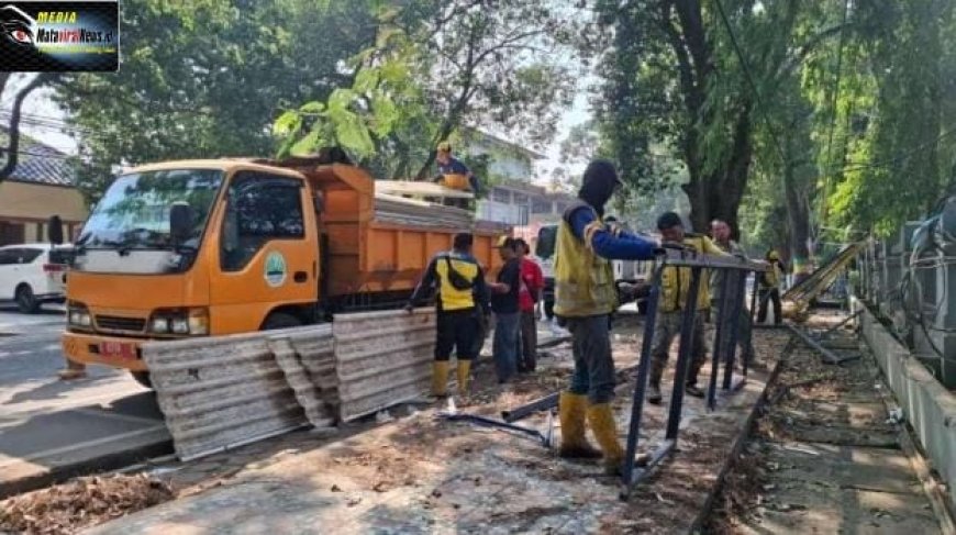 Pulihkan Fungsi Trotoar, Pemkot Bandung Tertibkan 36 PKL dan Bangunan Liar di Jalan Rajiman