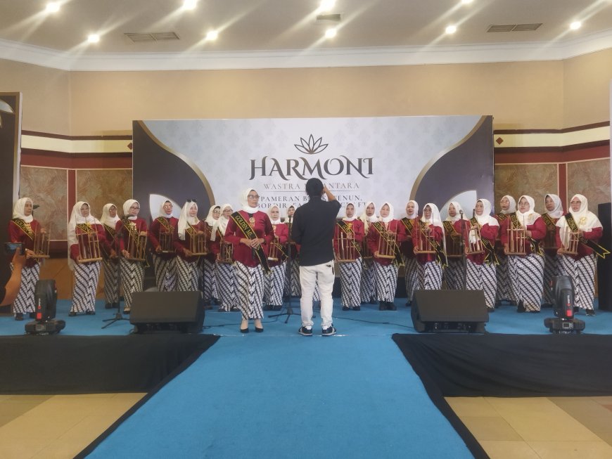 Pesona Usia Lanjut di Harmoni Wastra Nusantara: Angklung Golden Memories Pukau Pengunjung Graha Manggala Siliwangi