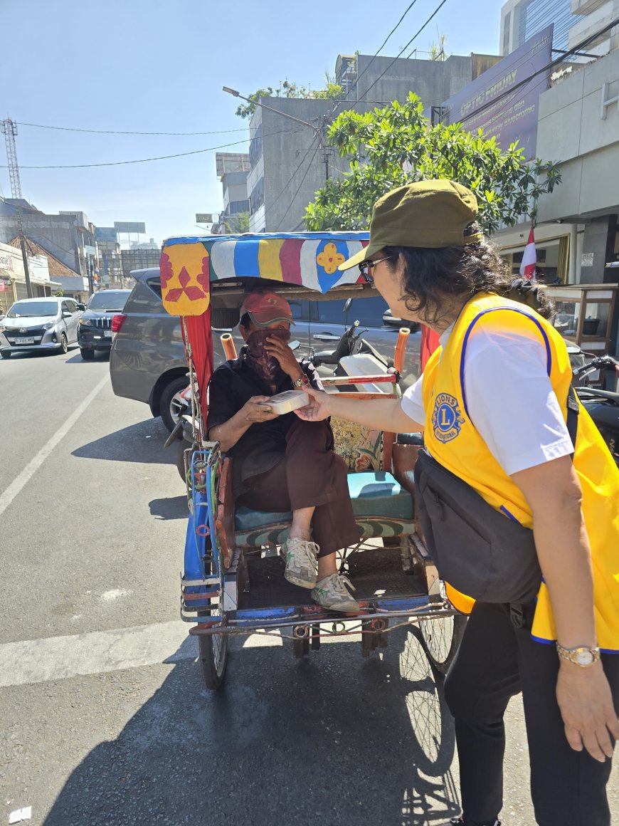 Lions Club Bandung Kuwera Lestari Bagikan 200 Box Makanan Lewat Program 'One Box One Smile' di Kawasan Dago