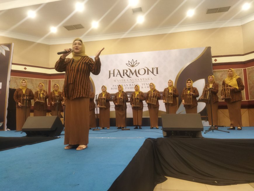 Tampil Tanpa Persiapan, Grup Angklung Mawar 13 Cijawura Sukses Bikin Pengunjung Pameran Sukaria