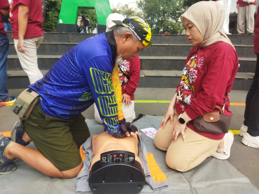 Edukasi Bantuan Hidup Dasar dan Layanan Kesehatan Gratis IPAI Jabar Sedot Perhatian Warga di CFD Dago Bandung