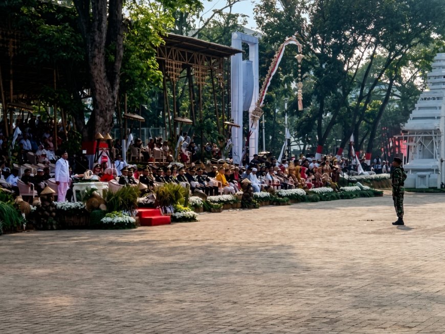 Pengawal Khidmat Upacara HUT ke-81 RI Pertama di Gedung Sate