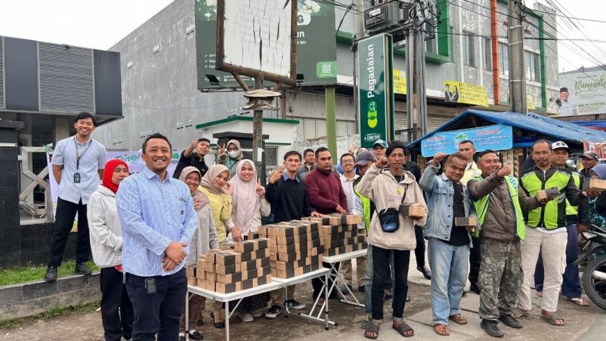 Wujud Nyata Kepedulian Sosial, PT Pegadaian (Persero) Kanwil X Jawa Barat Rutin Gelar Program 'Mengetuk Pintu Langit' Lewat 57 Kantor Cabang