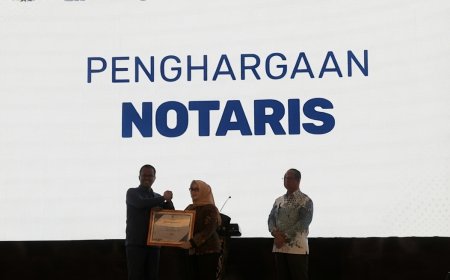 Menteri Hukum Berikan Piagam Penghargaan kepada Dr. Ranti Fauza Mayana atas Inovasi Cyber Notary