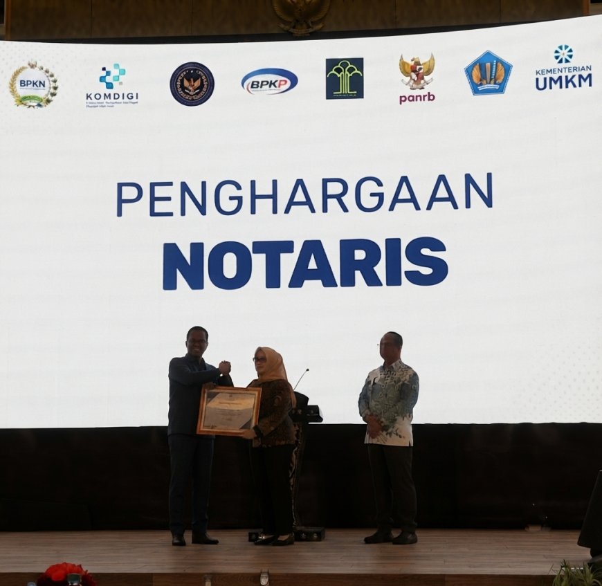 Menteri Hukum Berikan Piagam Penghargaan kepada Dr. Ranti Fauza Mayana atas Inovasi Cyber Notary