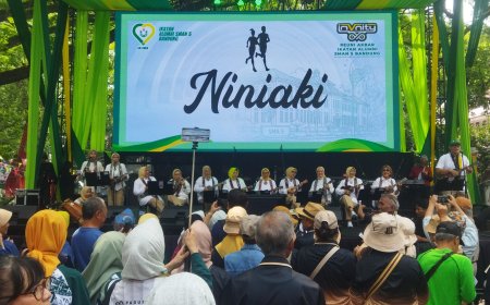 Sukses Hibur Ribuan Alumni, Komunitas NiniAki Runners Ukulele Guncang Panggung Utama Reuni Akbar SMAN 5 Bandung