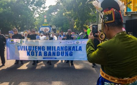 Semarak HJKB ke-216: Direktur RSKGM Kota Bandung Ikuti Festival Jampana dan Sapa Warga dengan Penuh Semangat