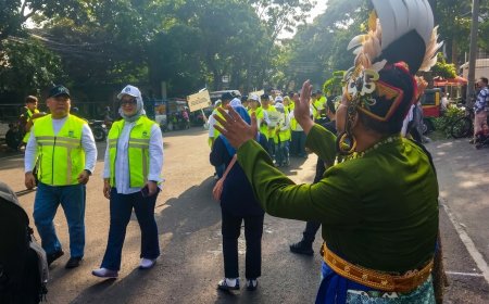 Semarak HJKB ke-216: DLH Kota Bandung Ikuti Kirab Budaya dan Kampanyekan Aksi Bersih Lingkungan