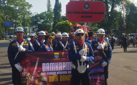 Damkarmatan Kota Bandung Tampilkan Replika Mobil Pemadam Kebakaran dalam Kemeriahan Kirab Jampana HJKB ke-216