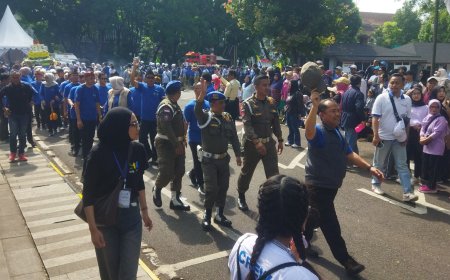 Satpol PP Kota Bandung Tampilkan Replika Tumpeng Nasi Kuning dalam Kemeriahan Kirab Jampana HJKB ke-216