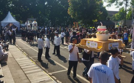 Semarak HJKB ke-216: Bapenda Kota Bandung Tampilkan Replika Makan Minum & Sisingaan dalam Pawai Budaya Festival Jampana
