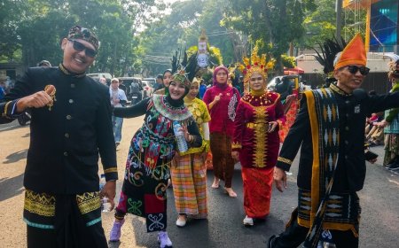 Warna-Warni Kebhinekaan, Bakesbangpol Kota Bandung Usung Replika Taman Bunga di Pawai Budaya HJKB ke-216  ​