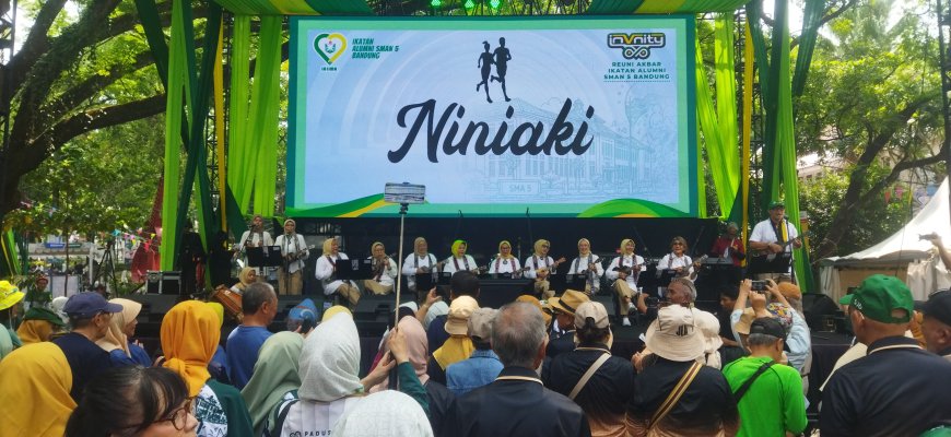 Sukses Hibur Ribuan Alumni, Komunitas NiniAki Runners Ukulele Guncang Panggung Utama Reuni Akbar SMAN 5 Bandung