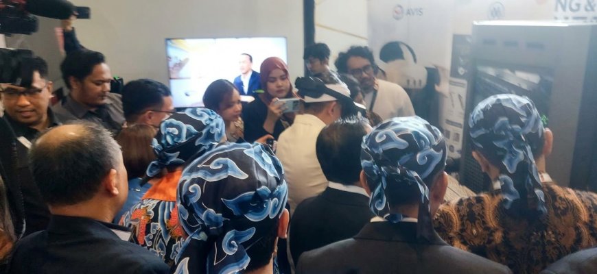 Gubernur Jabar Dedi Mulyadi Jajal Langsung Teknologi Canggih AVS Simulator di Ajang CAFEO 44 Kota Bandung